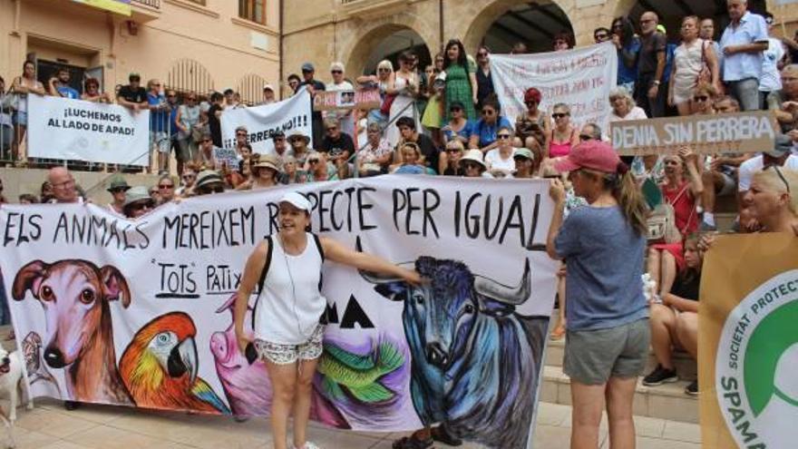 Dénia sale a la calle en apoyo a su protectora y en rechazo al sacrificio de animales