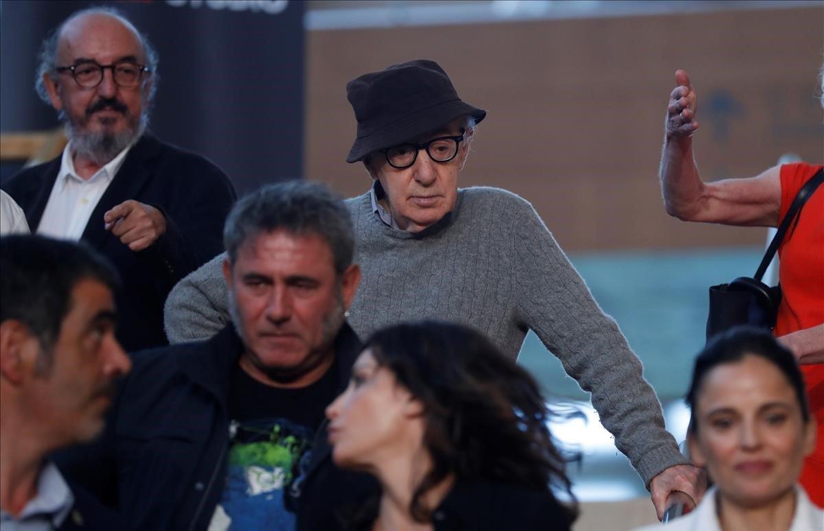 El director neoyorquino  Woody Allen inicia el rodaje de su última película en San Sebastián junto con el productor Jaume Roures y los actores Elena Anaya, Wally Shawn, Gina Gershon  y Sergi López.