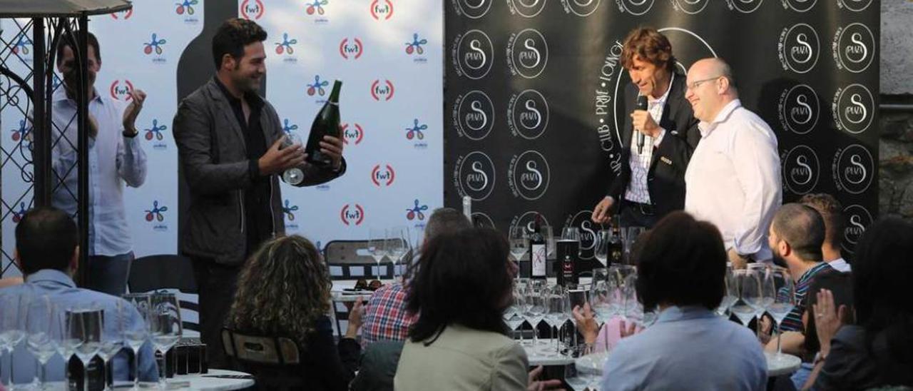 El exfutbolista Julio Salinas, con el micrófono, durante una cata promocional en el Famous Wine Festival.