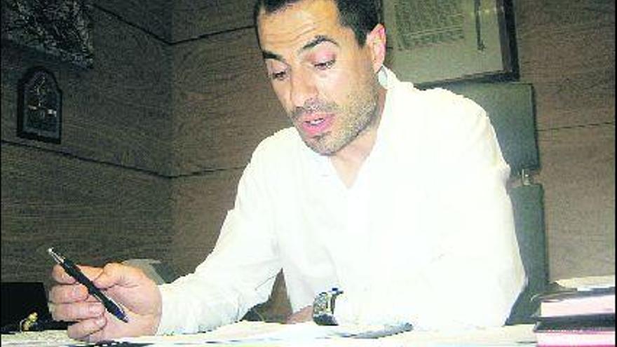 El concejal de Hacienda, Ángel García, «Cepi», en el despacho de Alcaldía.