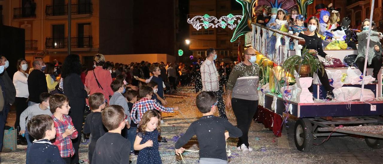 El desfile de carrozas recorrió diferentes calles de la ciudad en la última jornada de una especial Fira d’Onda del 2021.