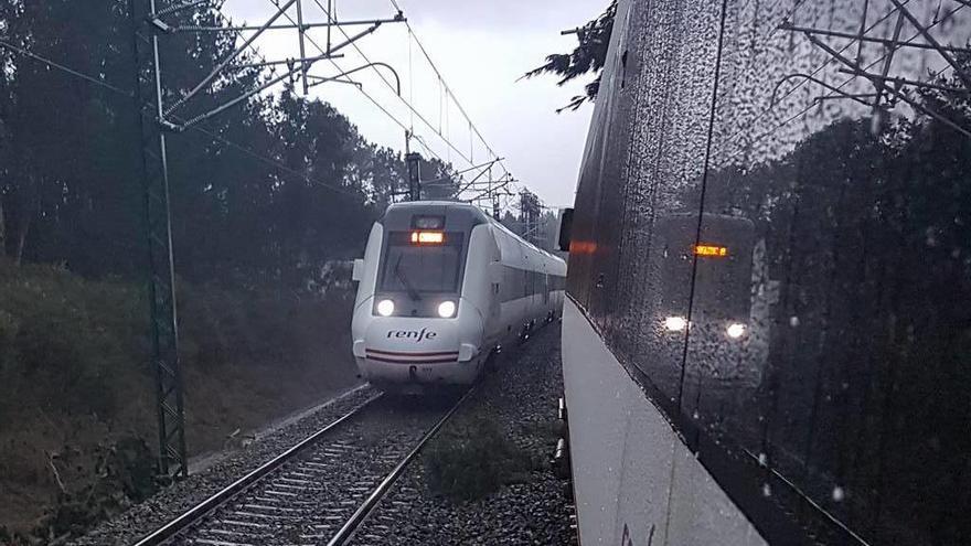 Una incidencia ferroviaria durante esta jornada. // Denis Barcia