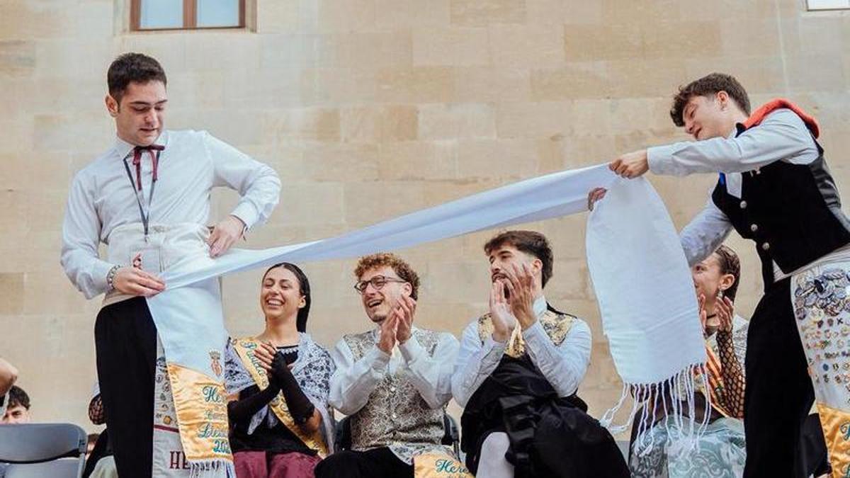 Miquel Pérez, a l'esquerra, mentre l'hereu sotint li posava la faixa en la proclamació que es va fer a Montserrat