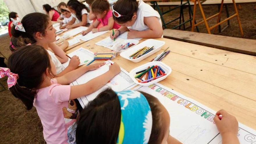 Actividades infantiles ayer en Caldones, con un concurso de dibujo.