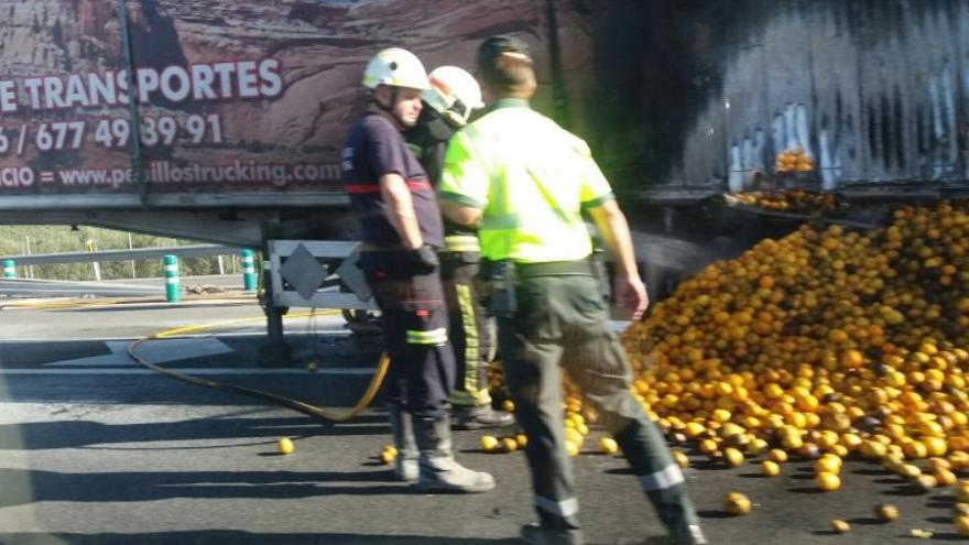 Un fuego en un camión de naranjas obliga a cortar un carril de la A-4