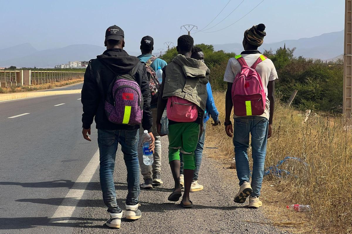 Un grupo de migrantes sudaneses camina por el arcén de una carretera que une Nador con Berkán.