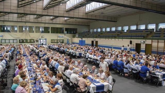 Los mayores se reúnen para disfrutar de un comida popular.