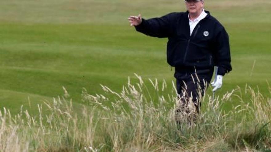 Donald Trump, jugant a golf a Escòcia