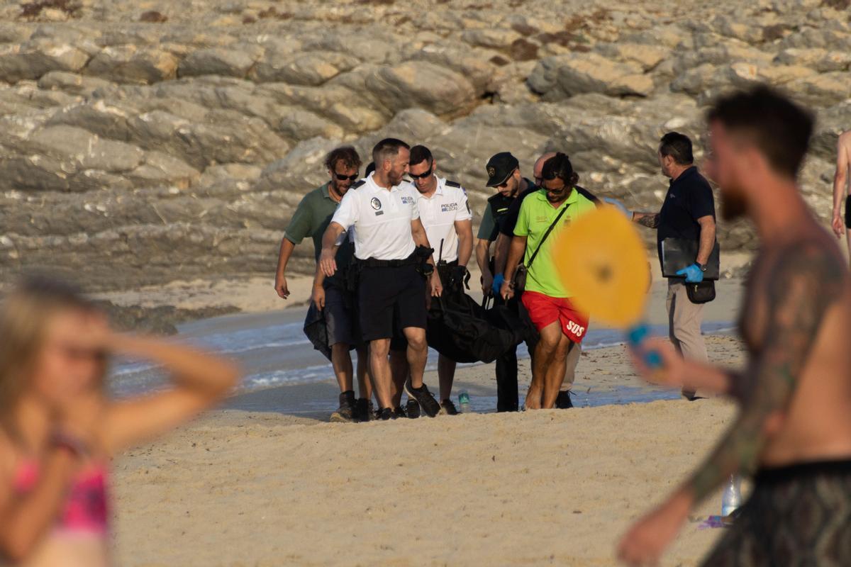 Un rayo mata a dos turistas en la playa de Cala Mesquida