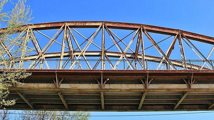 Estado actual de la arcada metálica del puente.