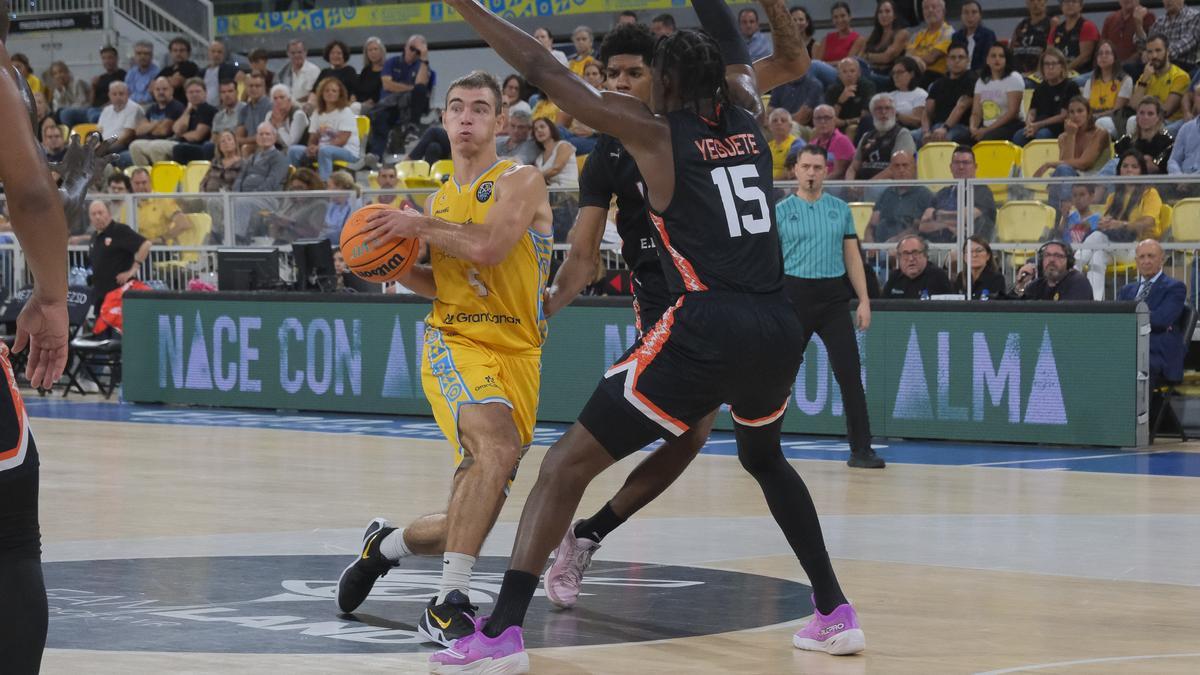 Ziga Samar intenta librarse de la defensa de Yeguete en el encuentro de ida ante el Le Mans, en el Arena.