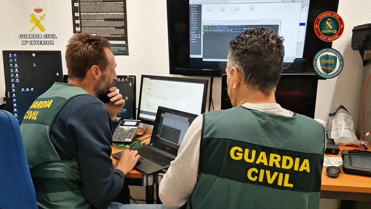 Investigadores de ciberdelincuencia de la Guardia Civil de Baleares.
