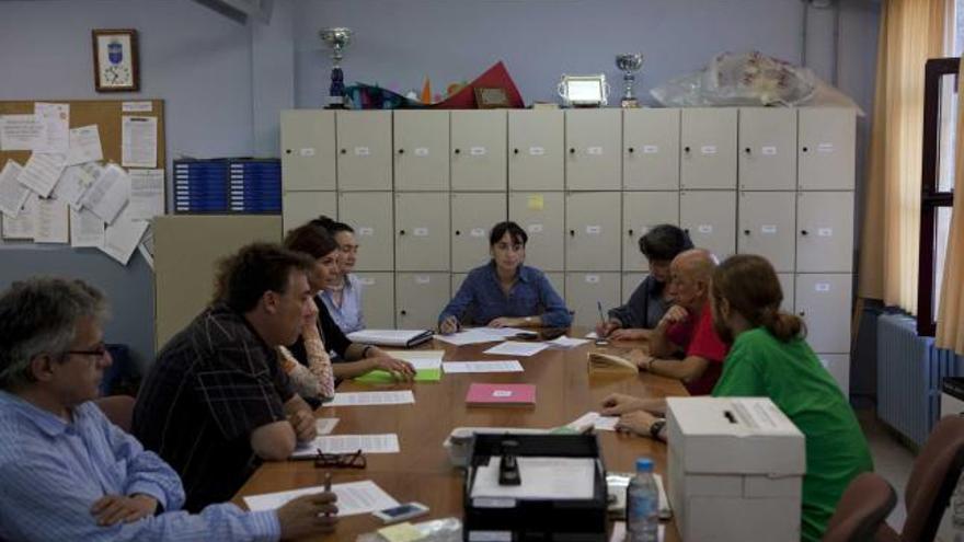 Los encerrados, ayer, en las instalaciones del IES Calvo Miguel de Sotrondio.