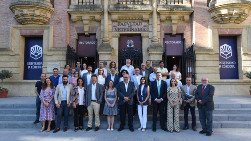 Foto de familia de los integrantes del consejo de gobierno de la UCO con el rector Manuel Torralbo al frente.