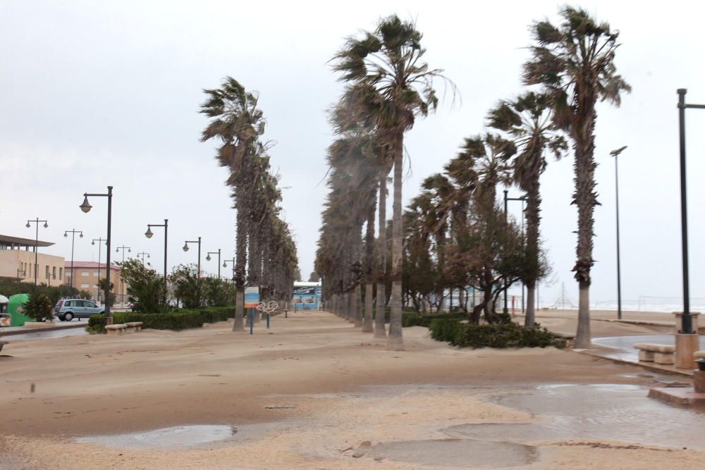 El temporal ''entierra'' en arena el paseo marítimo de València