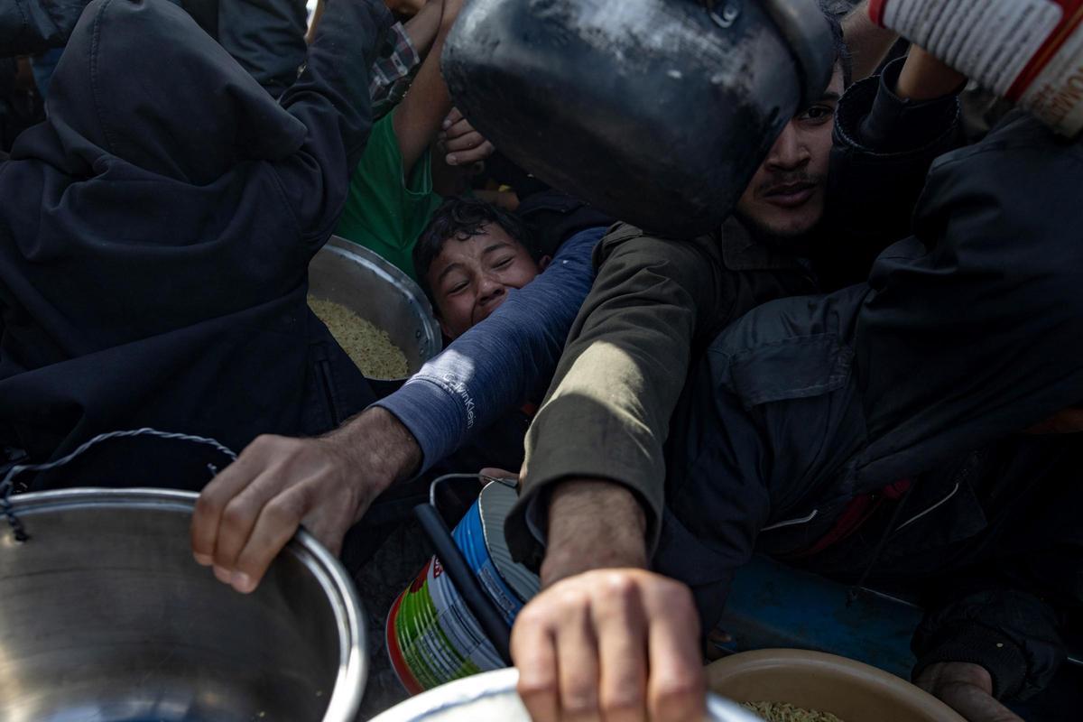 Desesperación para obtener comida en Khan Younis, en la Franja de Gaza