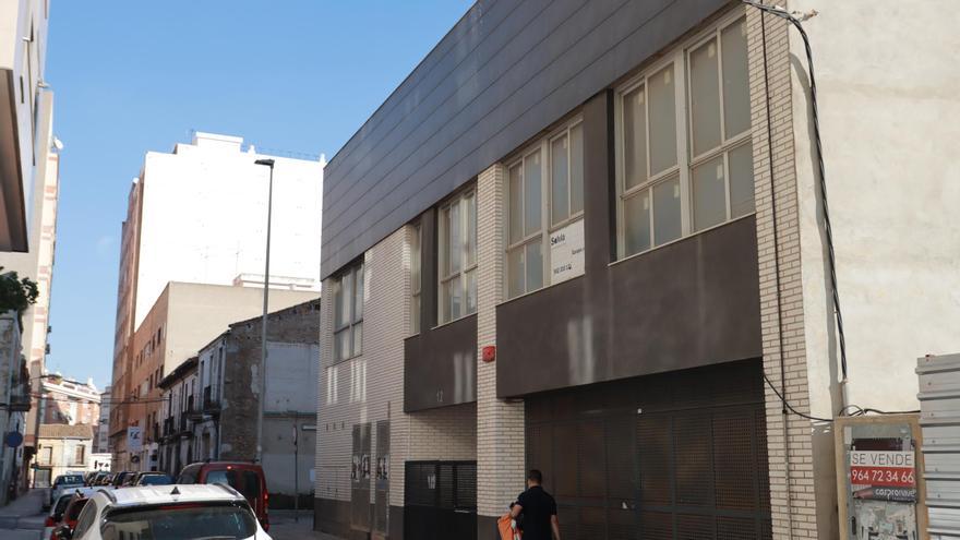 La Policía Local de Castelló intervino en la finca con pisos okupados por molestias