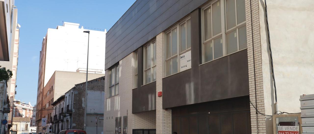 Parte trasera de la finca con tres pisos okupados, en la calle Borriol de Castelló.