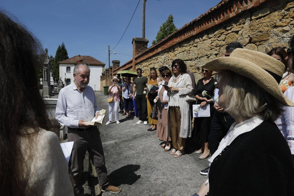 Oviedo. La Entidad Cultural Gaudiosa Asturias rinde homenaje a Leopoldo Alas Clarín en el 125.º aniversario de su fallecimiento en el cementerio de San Salvador