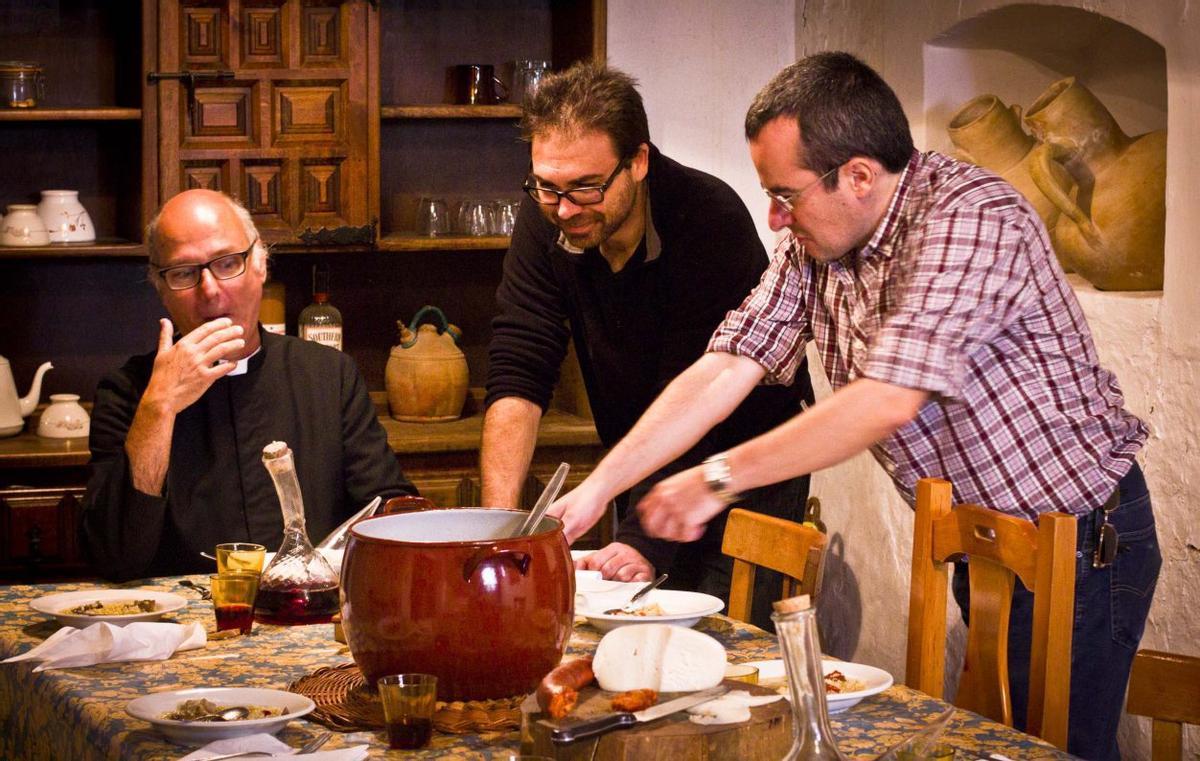 Héctor Escandell i Vicent Torres amb Fernando Monge a una escena. | Pauxa Films / Toni Planells