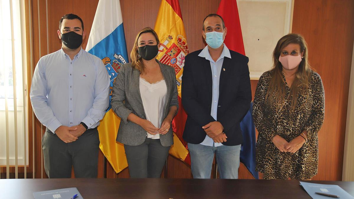 Firma Adenda de la Cueva de los Verdes