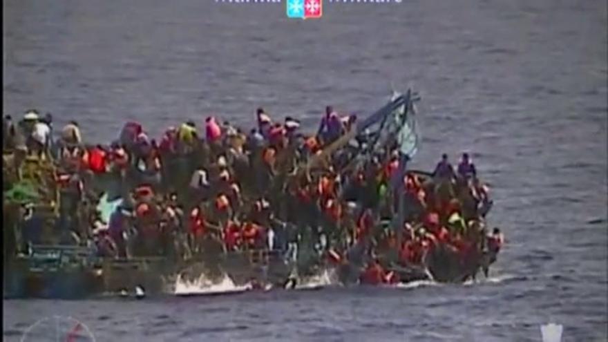 VÍDEO / Escalofriantes imágenes del hundimiento de una embarcación repleta de migrantes