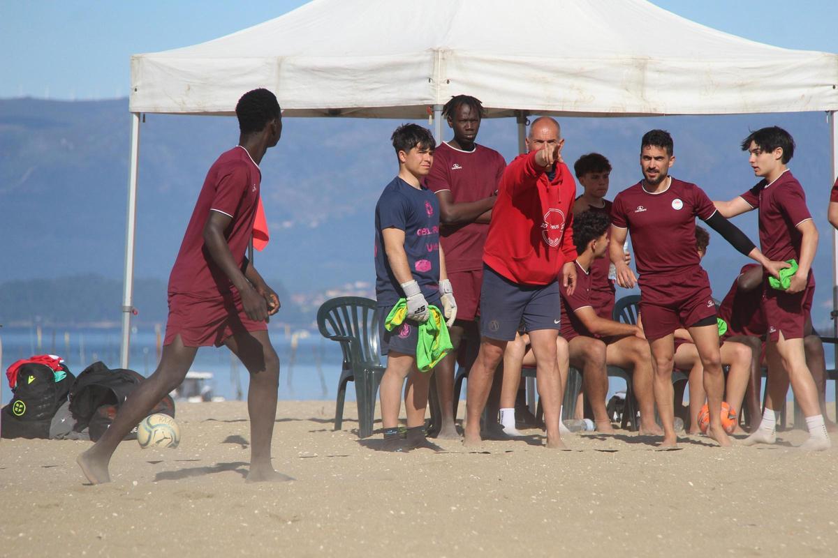 Luis Treviño dando instrucciones durante un entrenamiento.