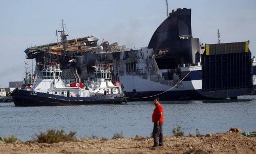 EL BUQUE INCENDIADO ULTIMA LAS MANIOBRAS DE ATRAQUE EN EL PUERTO DE SAGUNTO