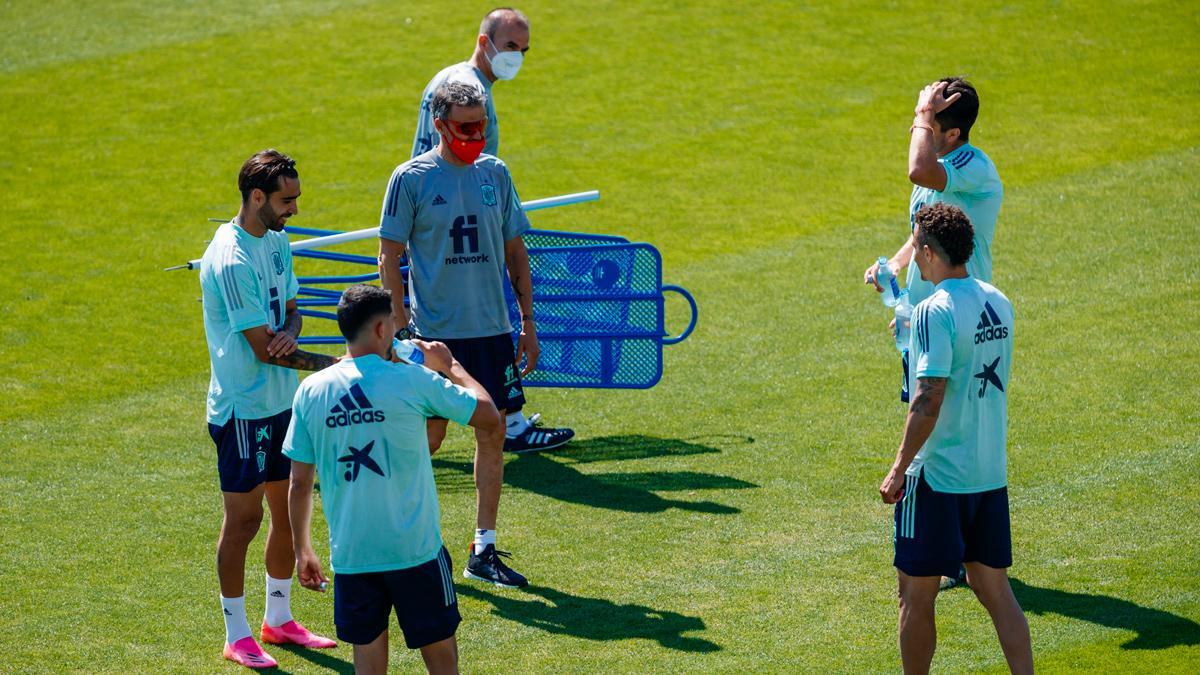 Luis Enrique dirige el entrenamiento de la burbuja paralela con Kepa y Albiol