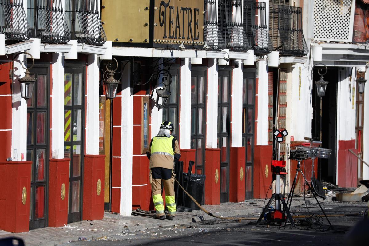 Bomberos de Murcia trabajan frente al Teatre, en la zona de ocio de Las Atalayas, donde ocurrió el incendio, a 2 de octubre de 2023, en Murcia, Región de Murcia (España). El Delegado del Gobierno de la Región de Murcia ha comunicado que se han localizado a las cinco personas que estaban desaparecidas desde la tragedia. La quinta aparición confirma que ya no quedan desaparecidos. El Centro de Coordinación de Emergencias ha actualizado la información y ha elevado a 13 el número de víctimas mortales en el incendio, aunque no se descartan más víctimas. 02 OCTUBRE 2023;MURCIA;INCENDIO MURCIA;DISCOTECA;13 PERSONAS FALLECIDAS Edu Botella / Europa Press 02/10/2023. Edu Botella