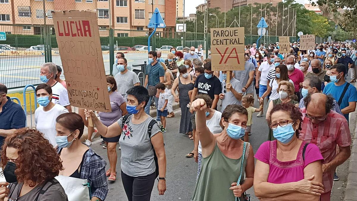 Protesta vecinal a favor del Parque Central, que reunió a unas 300 personas y se desarrolló en torno al Puente Rojo.  | RAFA ARJONES