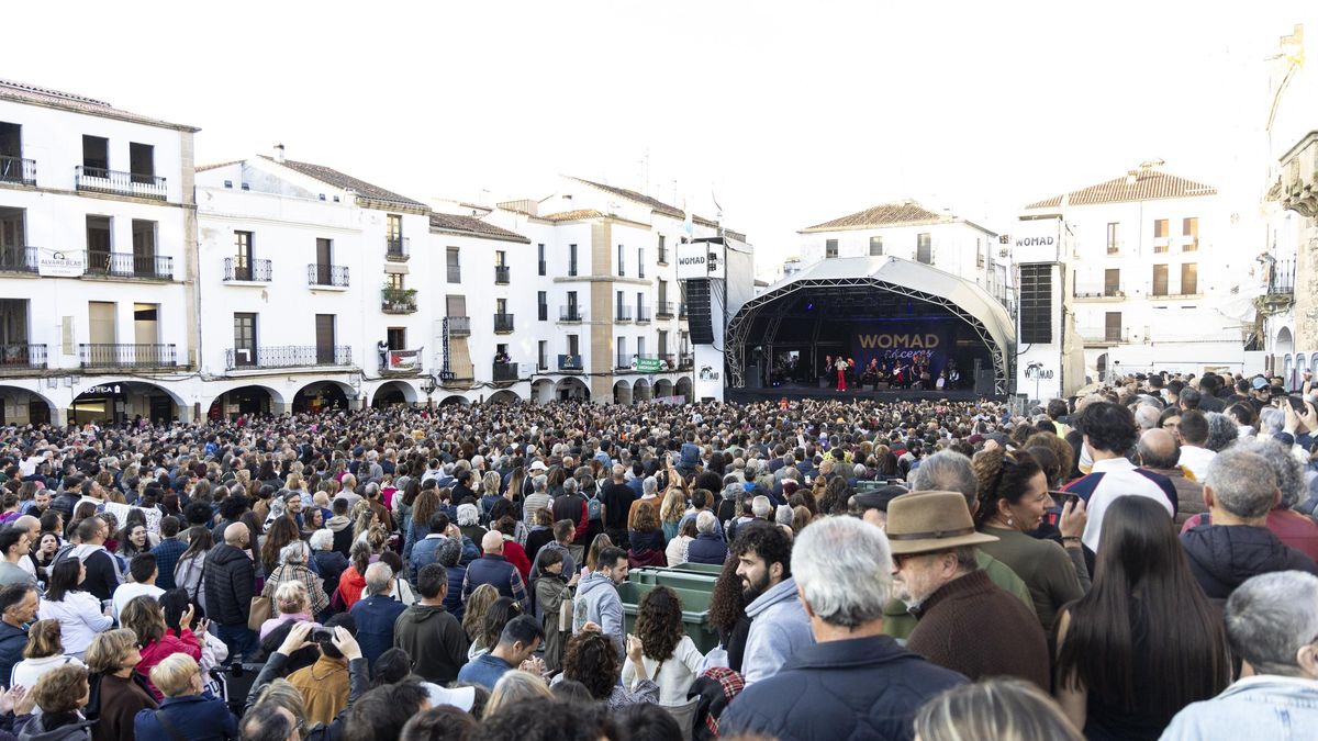El Gato con Jotas en la Plaza Mayor de Cáceres.