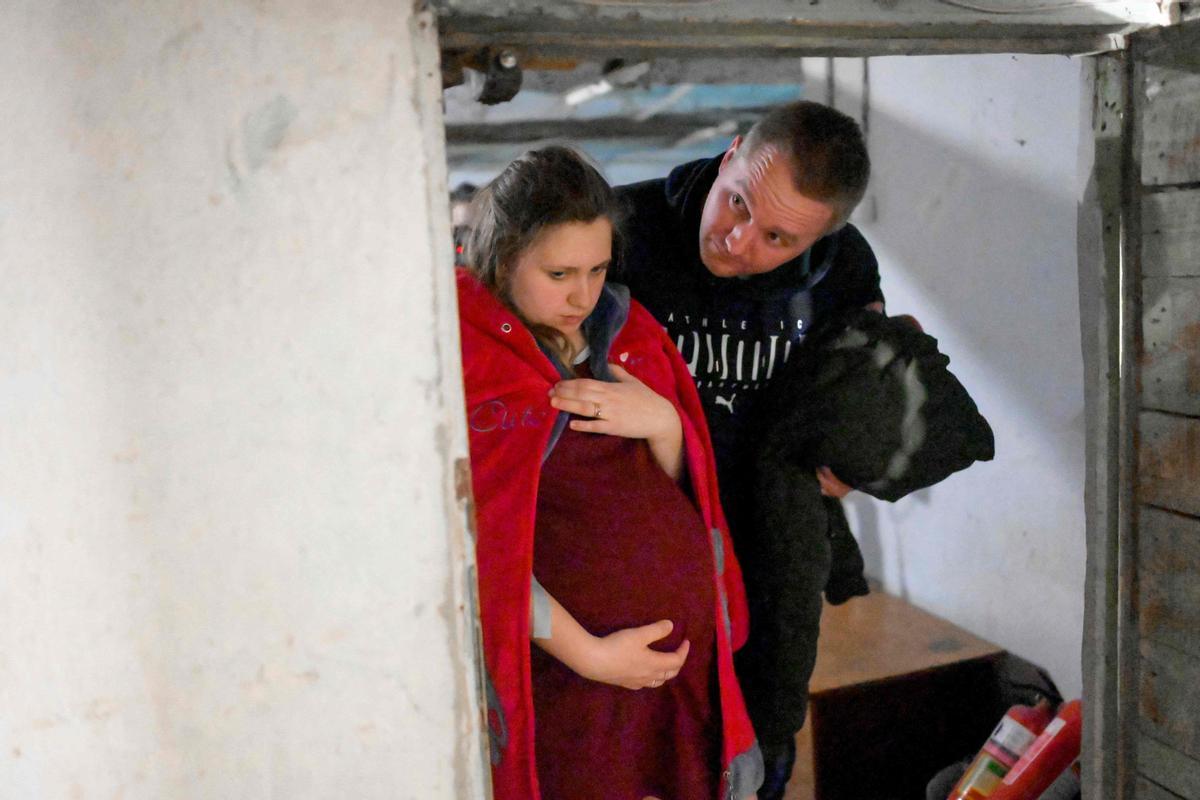 Aleina y su marido llegan al hospital maternal de Mikolaiv para dar a luz a su hija.