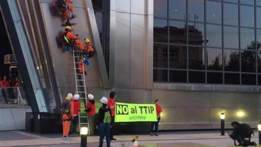 Greenpeace se encarama a una de las torres KIO en Madrid en contra del TTIP