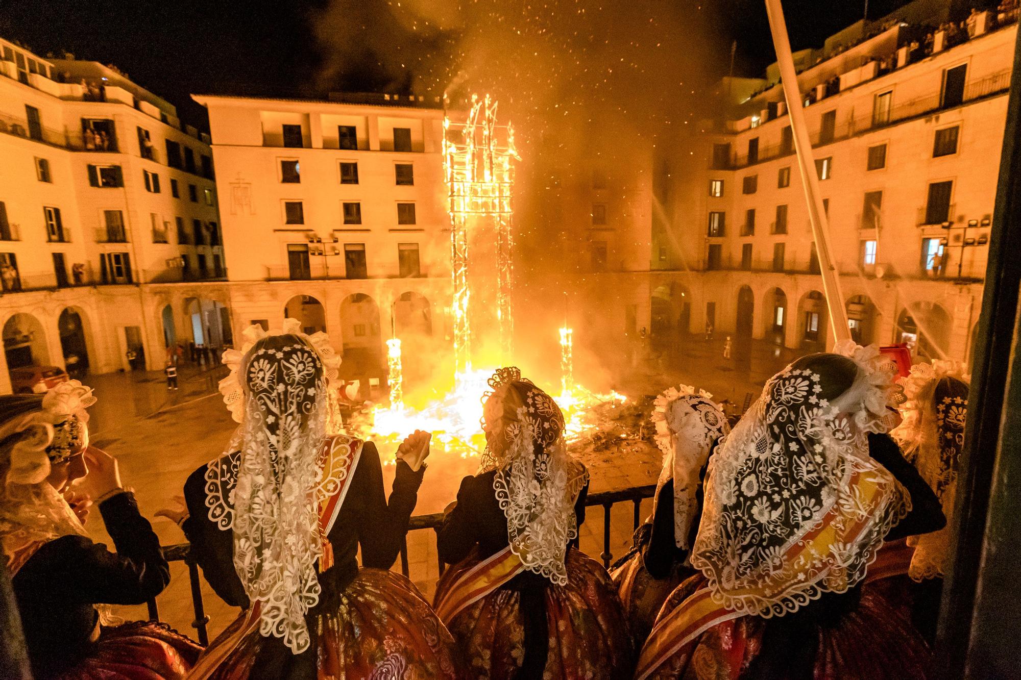 Así ha sido la cremà el monumento Oficial y las Hogueras 2022