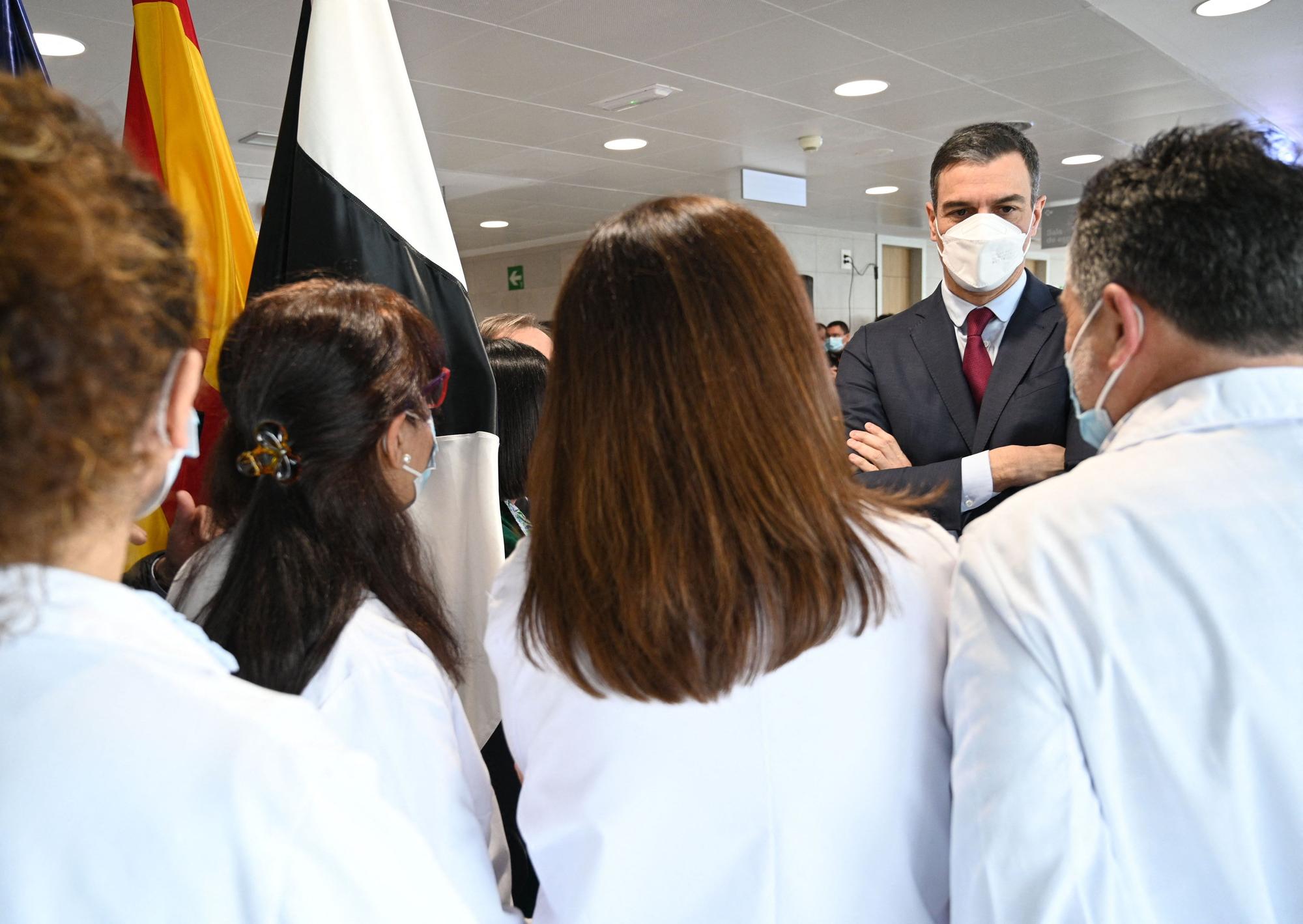 Pedro Sánchez, durante su visita al centro de salud del Tarajal, en Ceuta