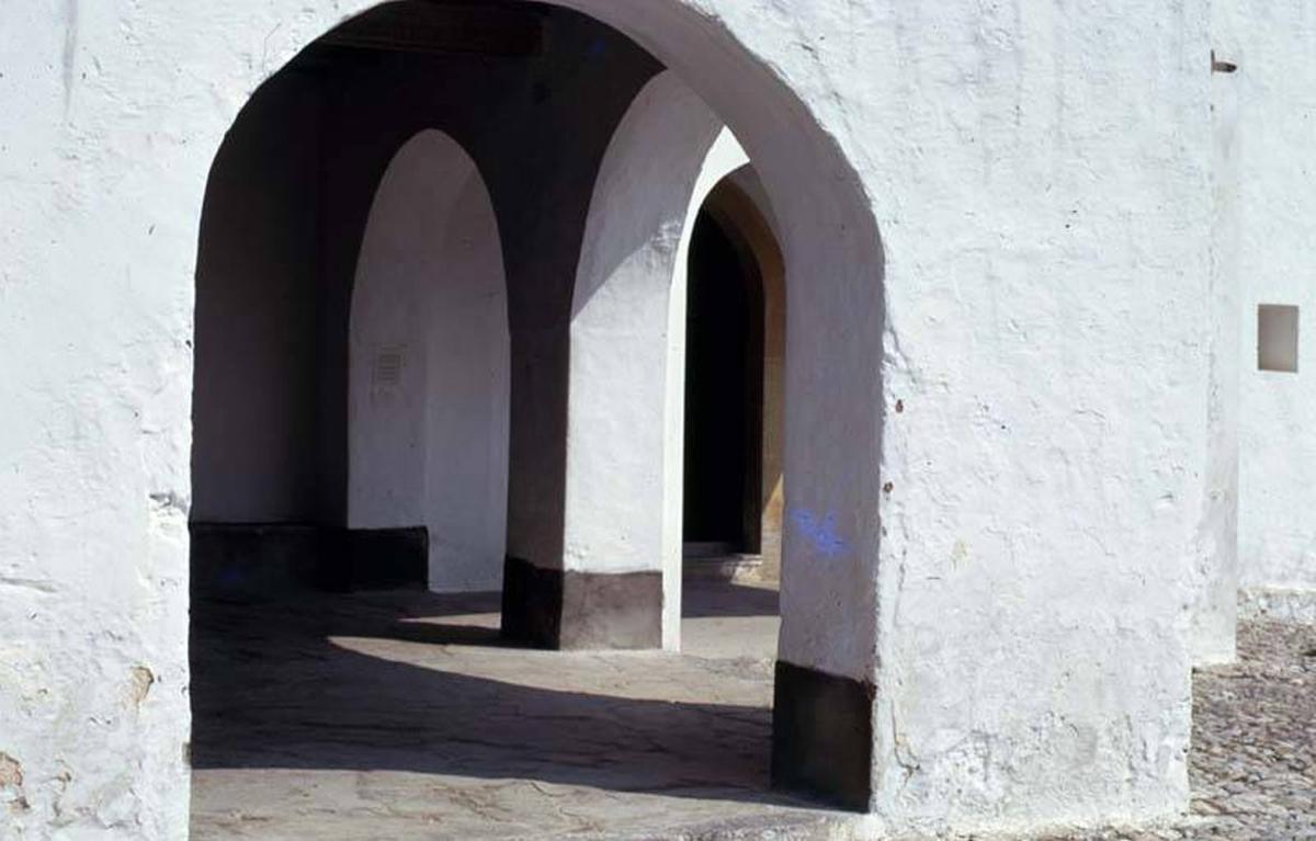 1.Ofici del comissari de protecció i seguretat pública d’Eivissa informant de la captura d’Antoni Costa. 2.Portada de la causa criminal oberta l’any 1847 contra Antoni Costa pel robatori d’un mocador. 3.Ofici del comissari de protecció i seguretat pública d’Eivissa, Gaspar Alonso Sevillano, informant la comissaria havia emès passaport a nom d’Antoni Costa per viatjar a Algèria. / Arxiu Històric d’Eivissa i Formentera (AHEiF)