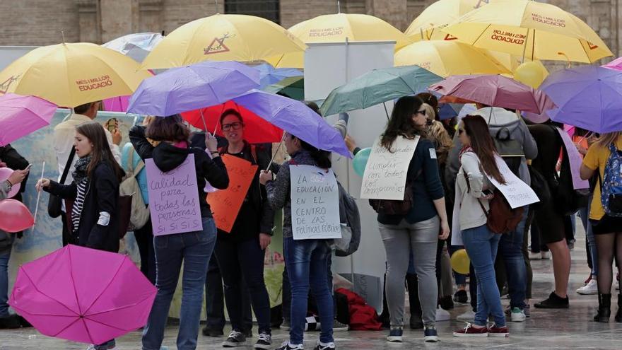 Algunos de los alumnos que han protestado hoy en la plaza de la Virgen.