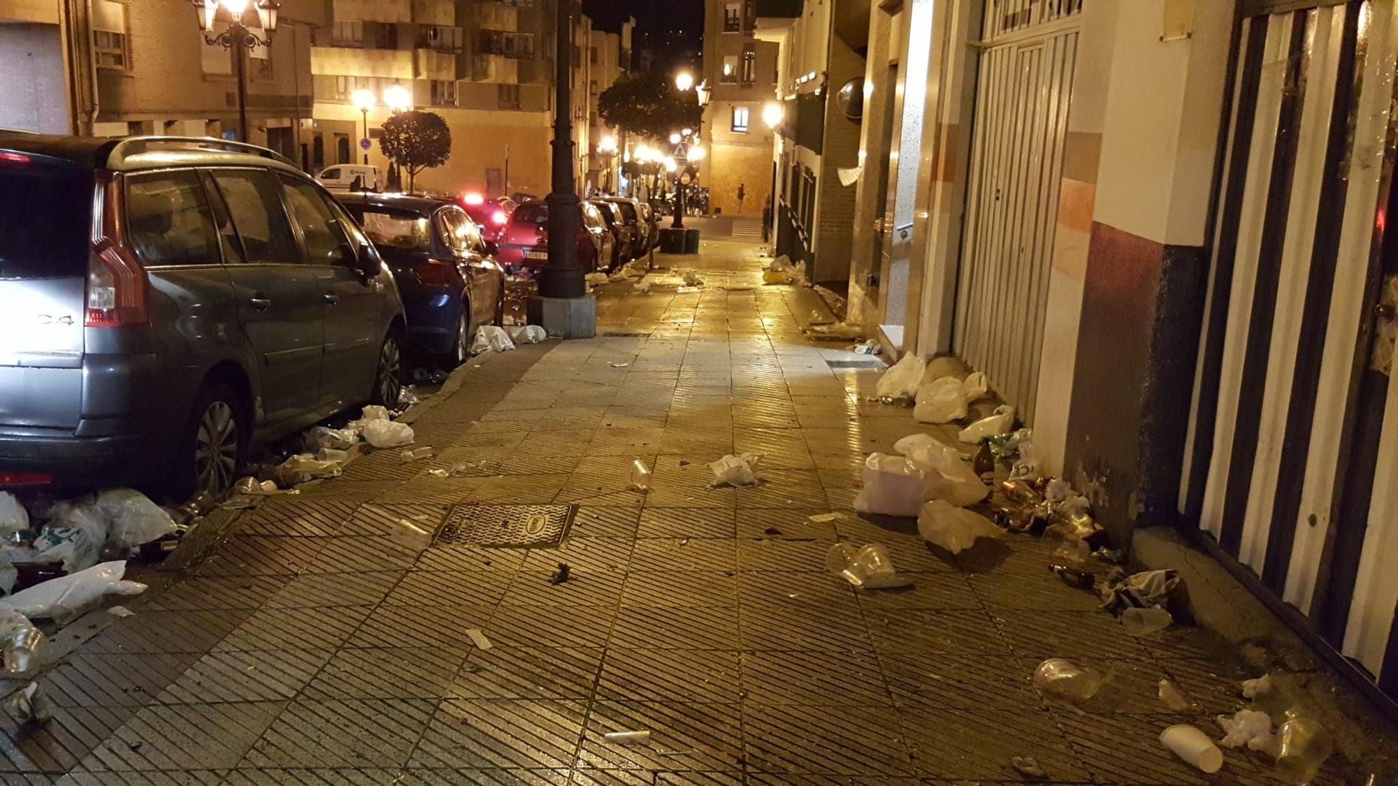 Así quedó la calle Facetos tras la previa del derbi