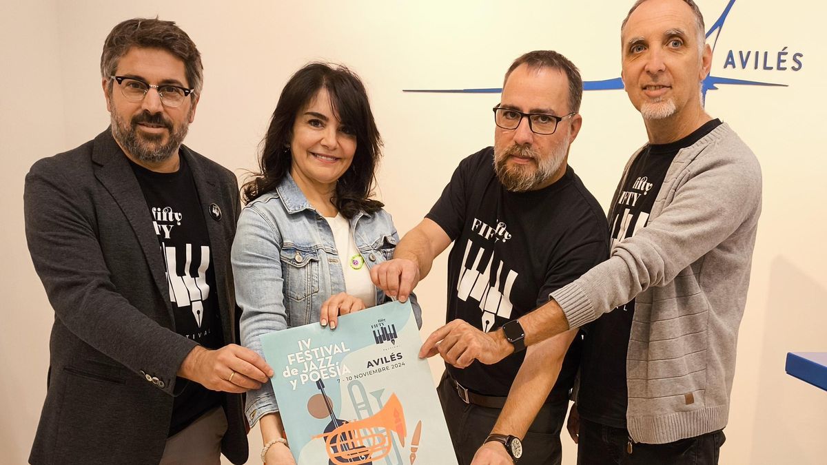Alonso, ayer, entre los organizadores del IV Festival de Jazz y Poesía.