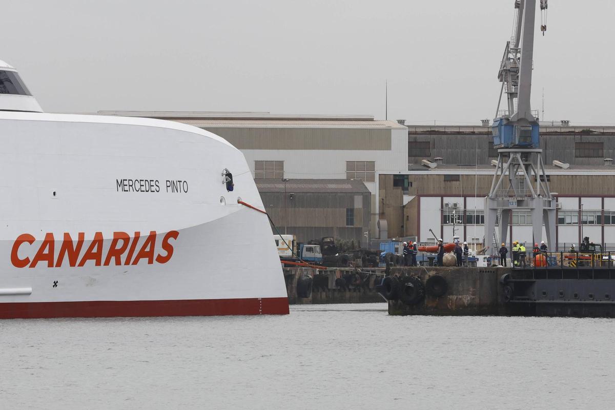 La salida del "Mercedes Pinto" a El Musel, en imágenes