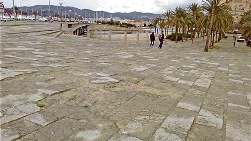 El pavimento de marés que cubre el Parc de la Mar está visiblemente degradado y lleno de parches.