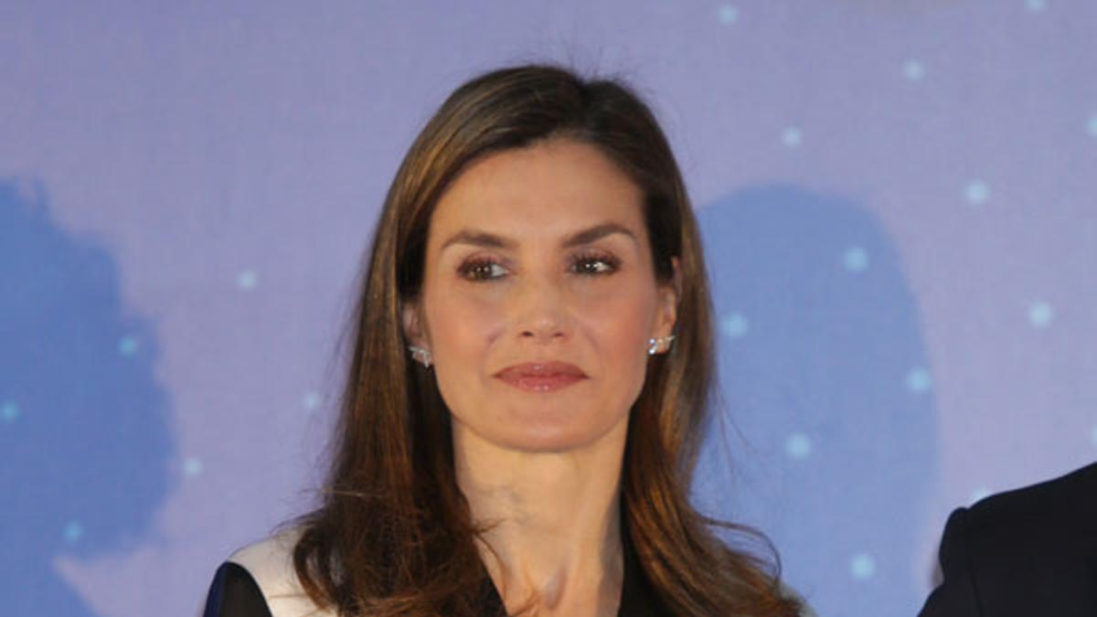 El look de Letizia Ortiz con pantalón rojo y camisa a rayas