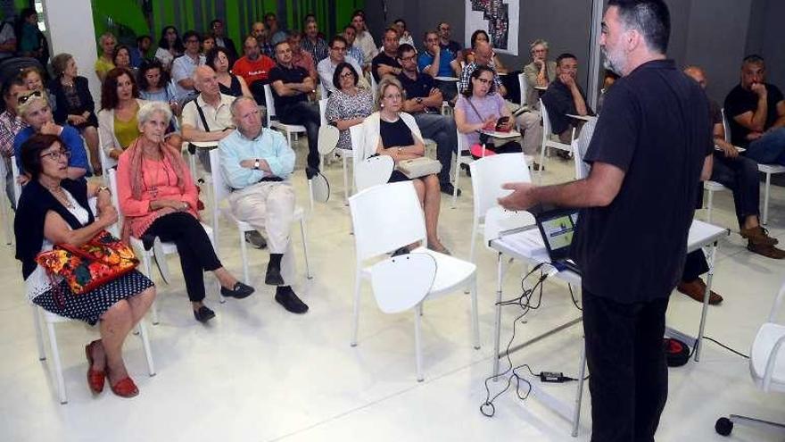 Asamblea vecinal en el local social de O Gorgullón. // Rafa Vázquez