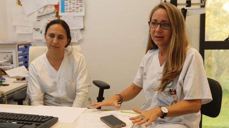 Consuelo Corrionero y Eva Pasamón, en una consulta del centro de salud de Can Misses.