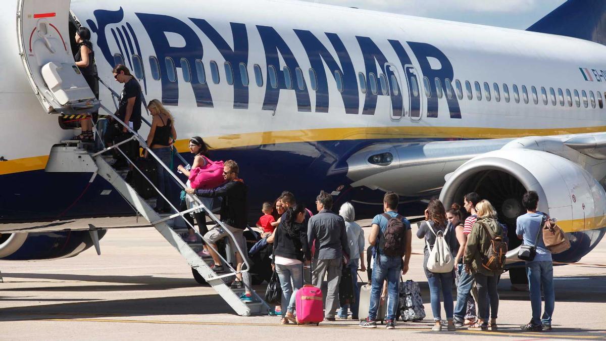 Un aviò de Ryanair, a l'aeroport de Girona.