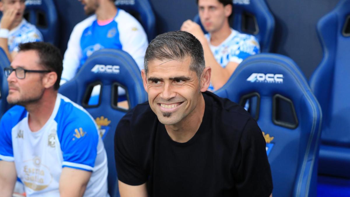 Antonio Hidalgo, en el banquillo, antes del Cádiz - Deportivo