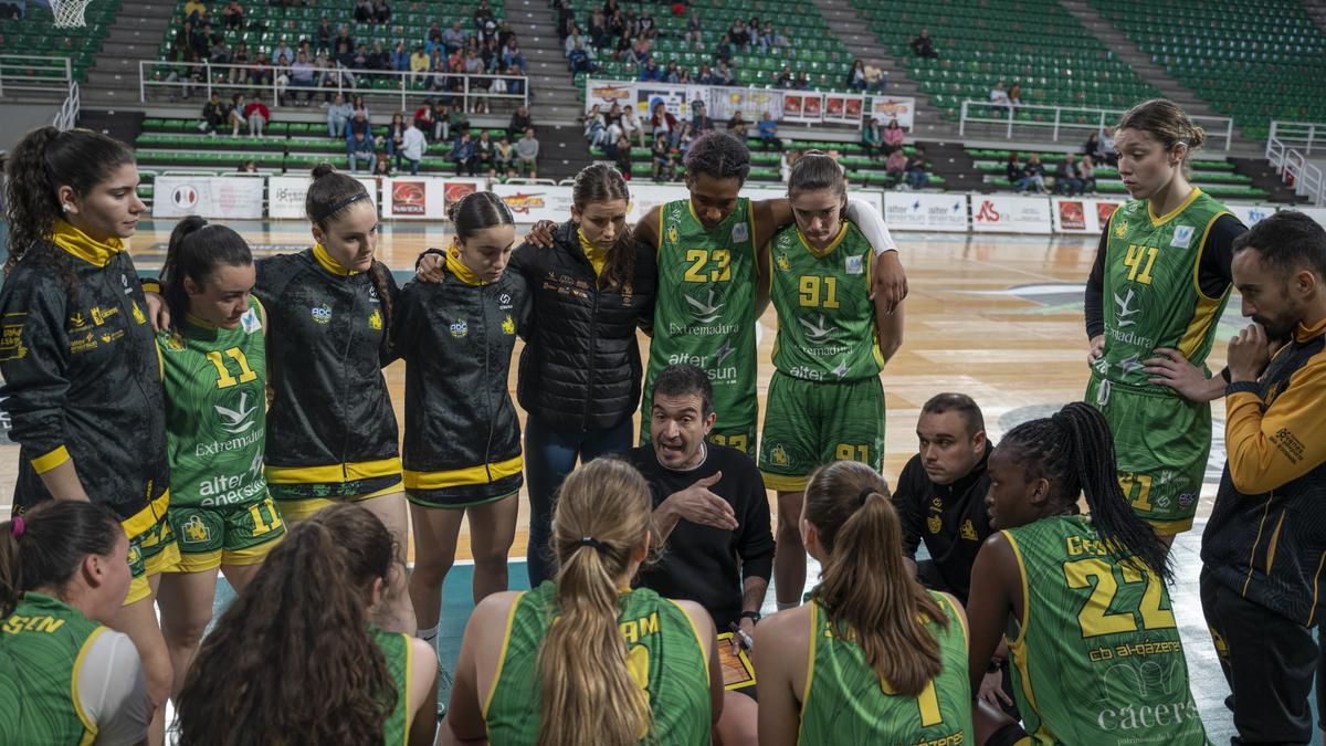 Jesús Sánchez da instrucciones a las jugadoras del Al-Qázeres.