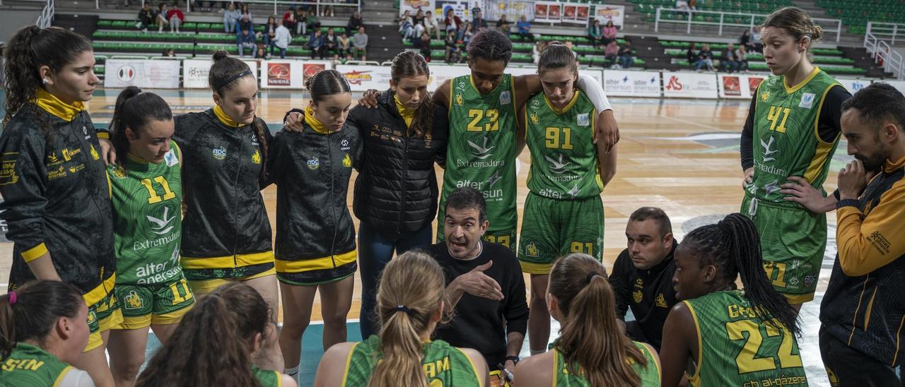 Jesús Sánchez da instrucciones a las jugadoras del Al-Qázeres.