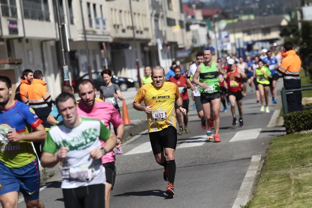 Más de dos mil deportistas corrieron esta mañana en la prueba que discurría por el centro de la ciudad del Louro